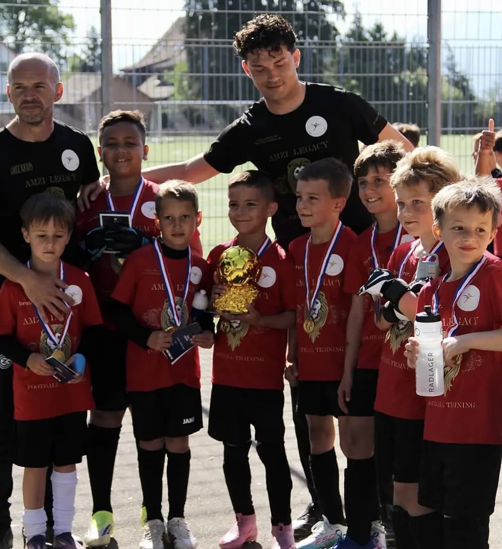 Kinder halten ihre goldenen Bälle in die Kamera, um den Hals die Medaille
