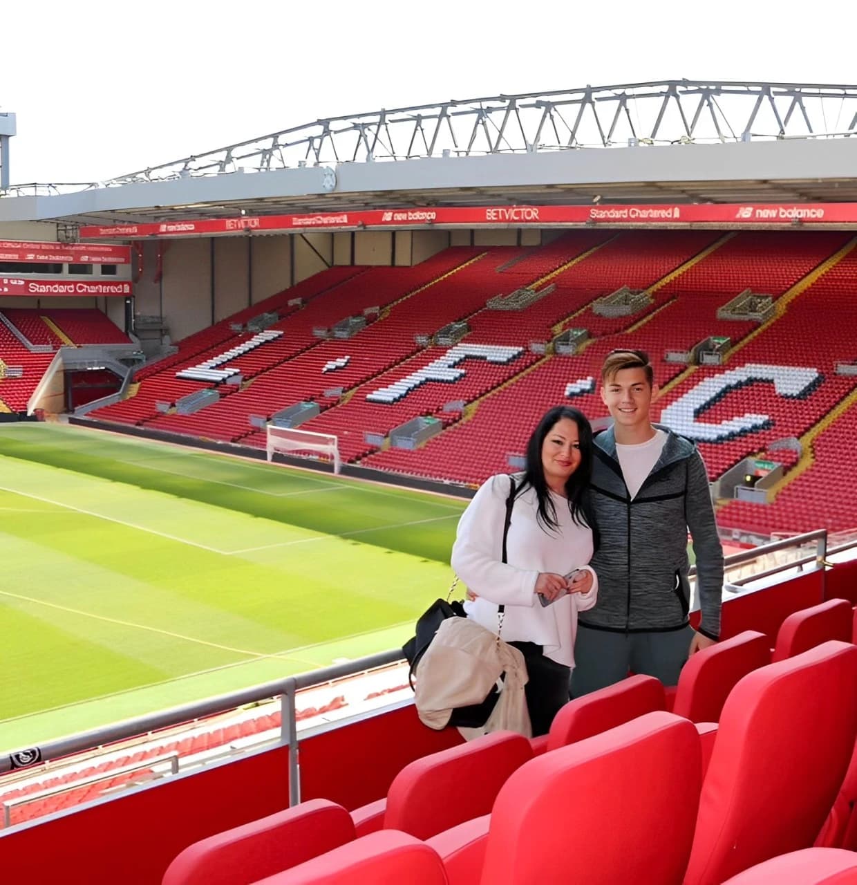 Miralem Amzi auf der Tribüne des Anfield-Stadions