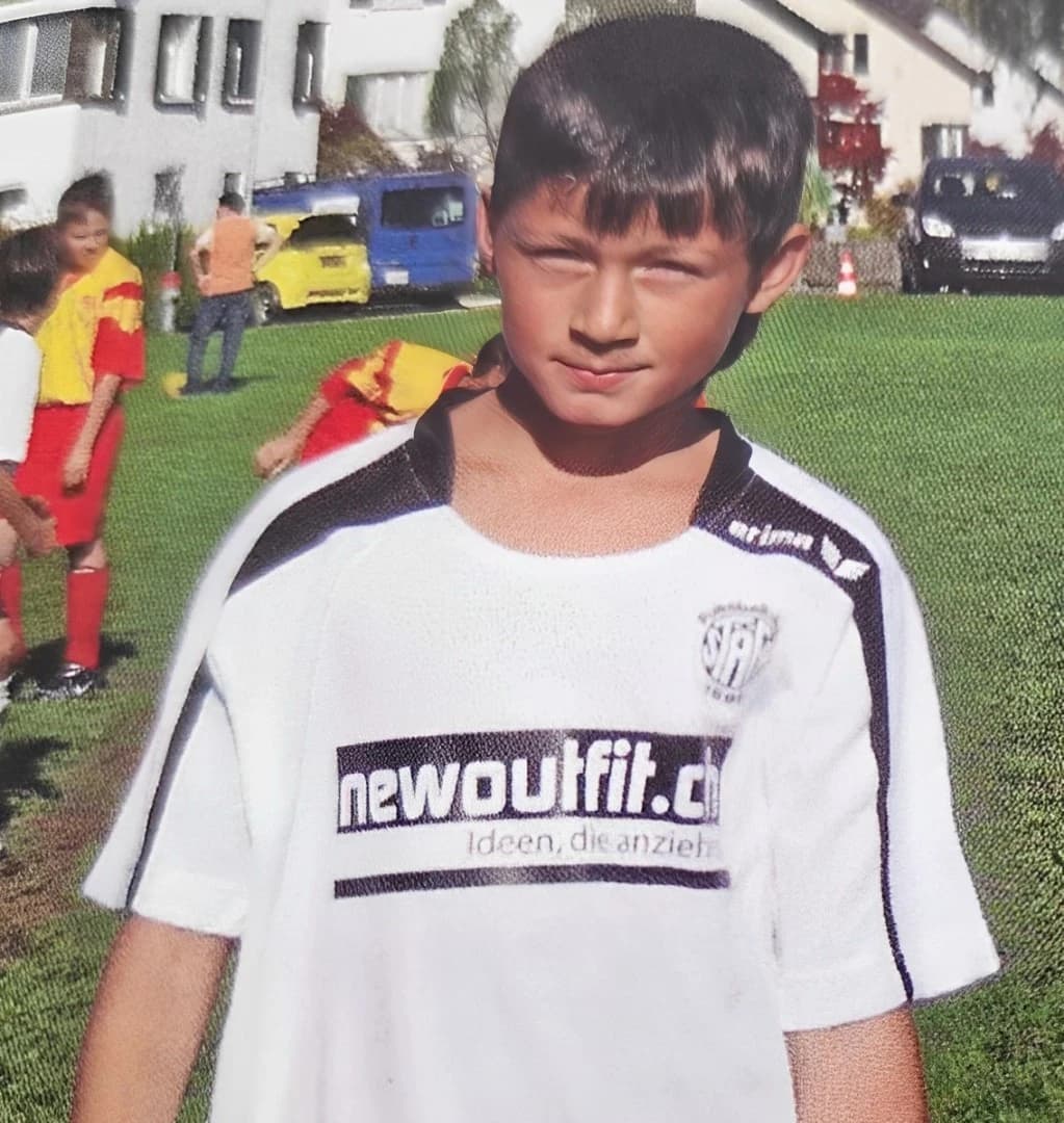 Miralem Amzi als Kind auf dem Fussballplatz, im Trikot des FC Stäfa