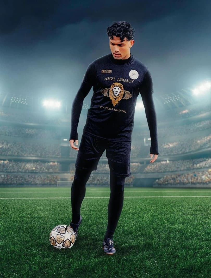 Miralem Amzi mit Ball auf dem Feld eines Stadions