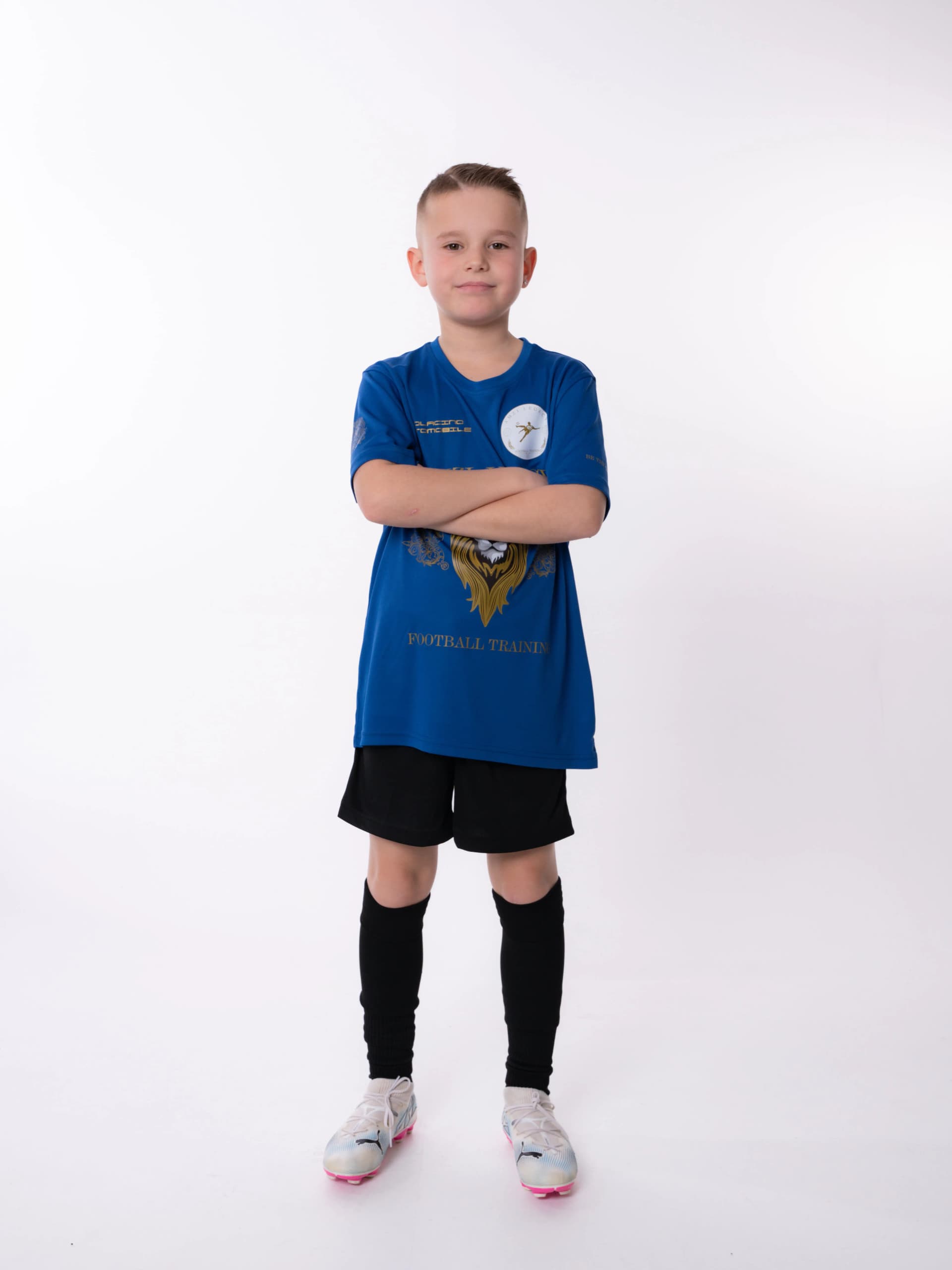 Junge im blauen Trikot von Amzi Legacy vor weissem Grund