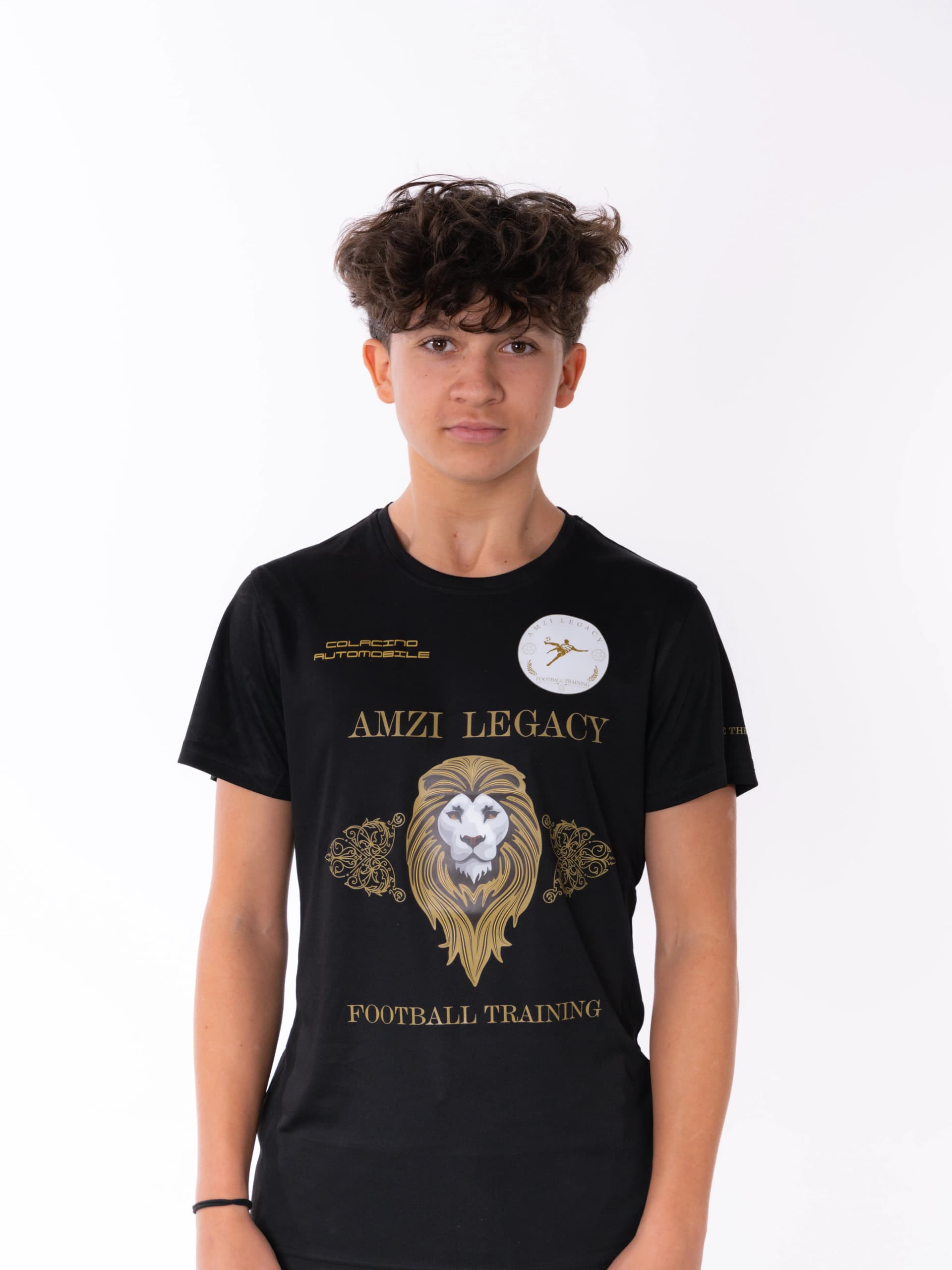 Junge im schwarzen Shirt mit dem goldenen Löwen von Amzi Legacy