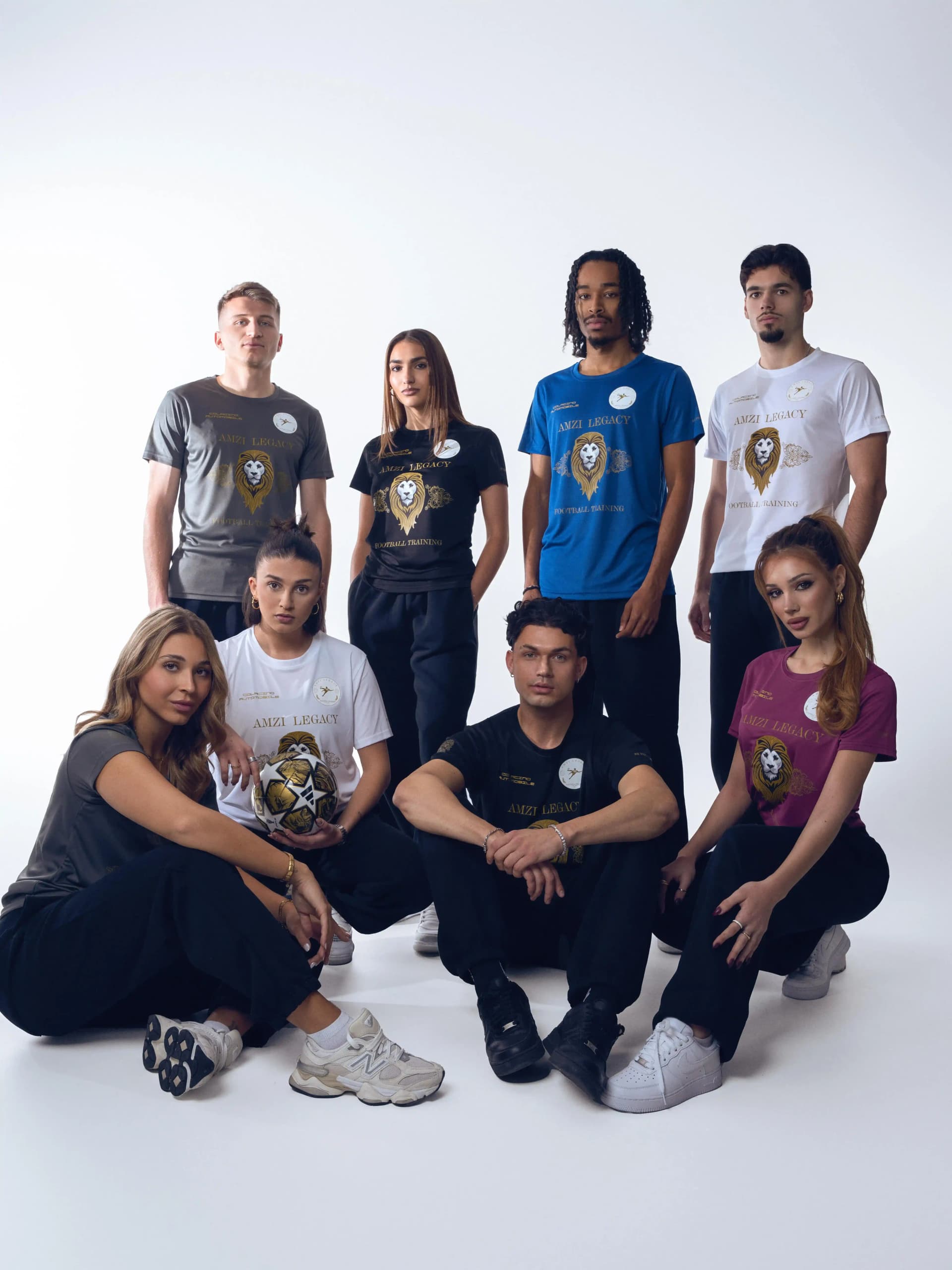 Neun Spielerinnen und Spieler in Trikots von Amzi Legacy, ein Teil steht, ein Teil kniet davor, einer hält einen Ball