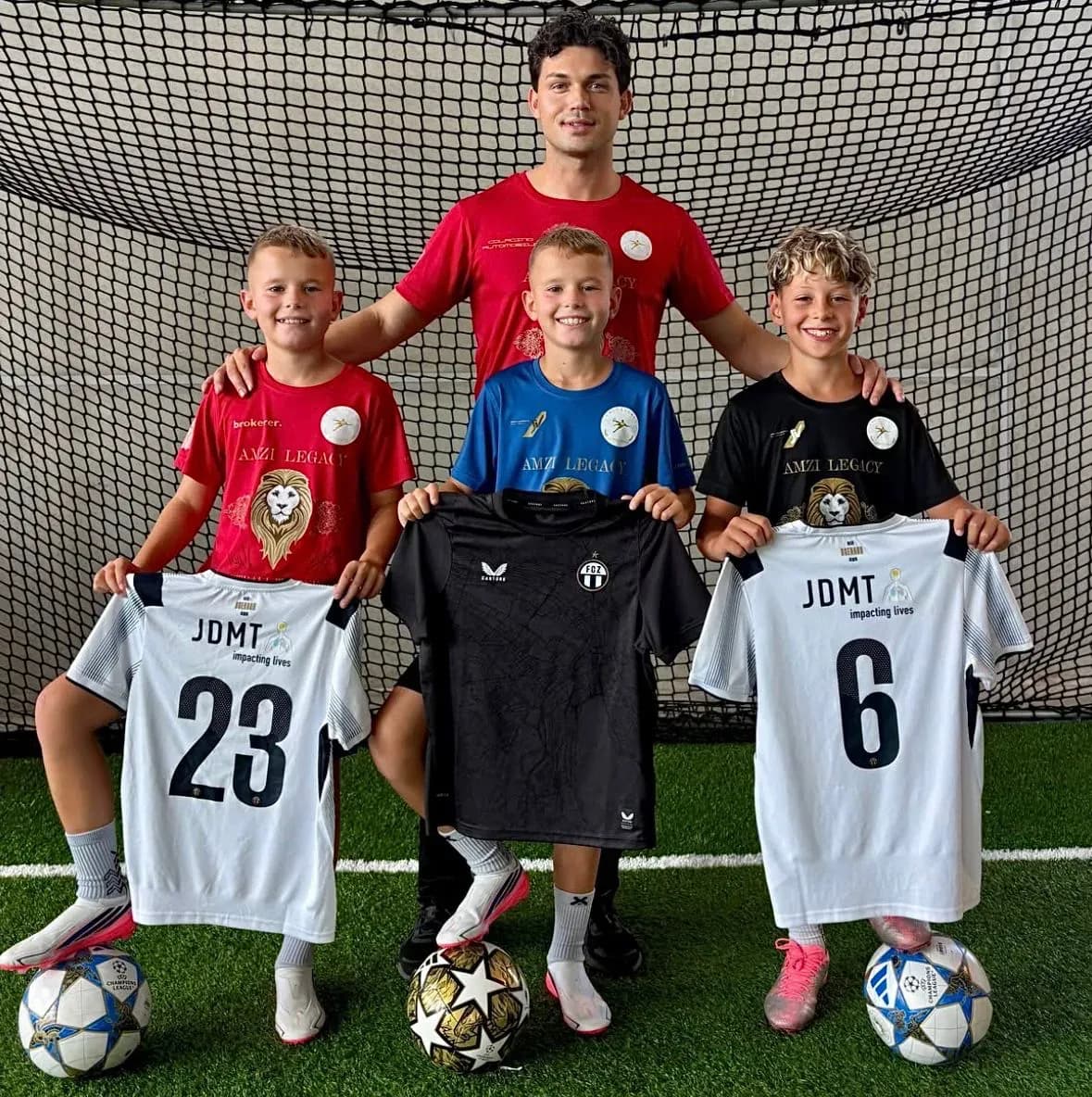 Drei Spieler halten neben Miki ihre neuen Trikots, in der Mitte das des FC Zürich