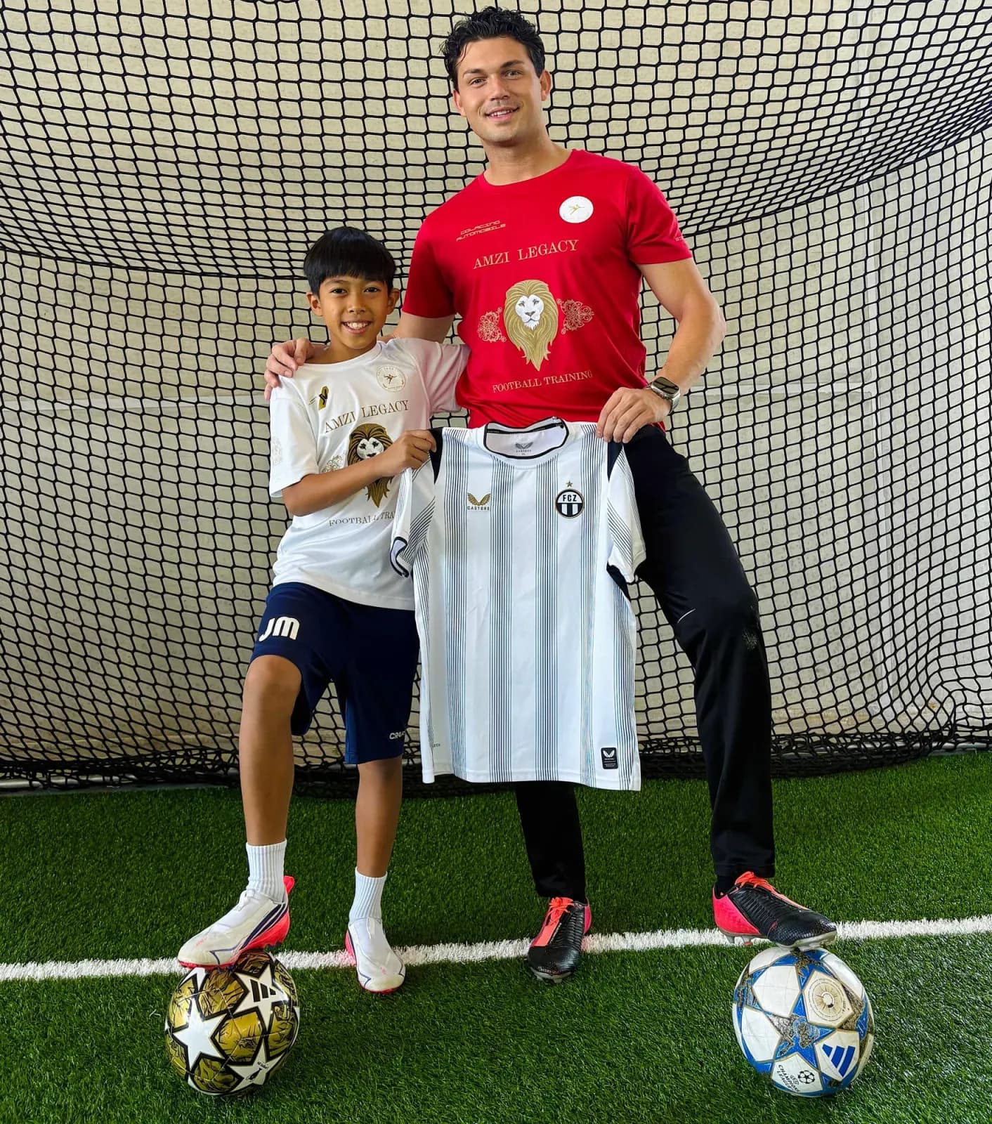 Spieler hält neben Miki das gestreifte Trikot des FC Zürich