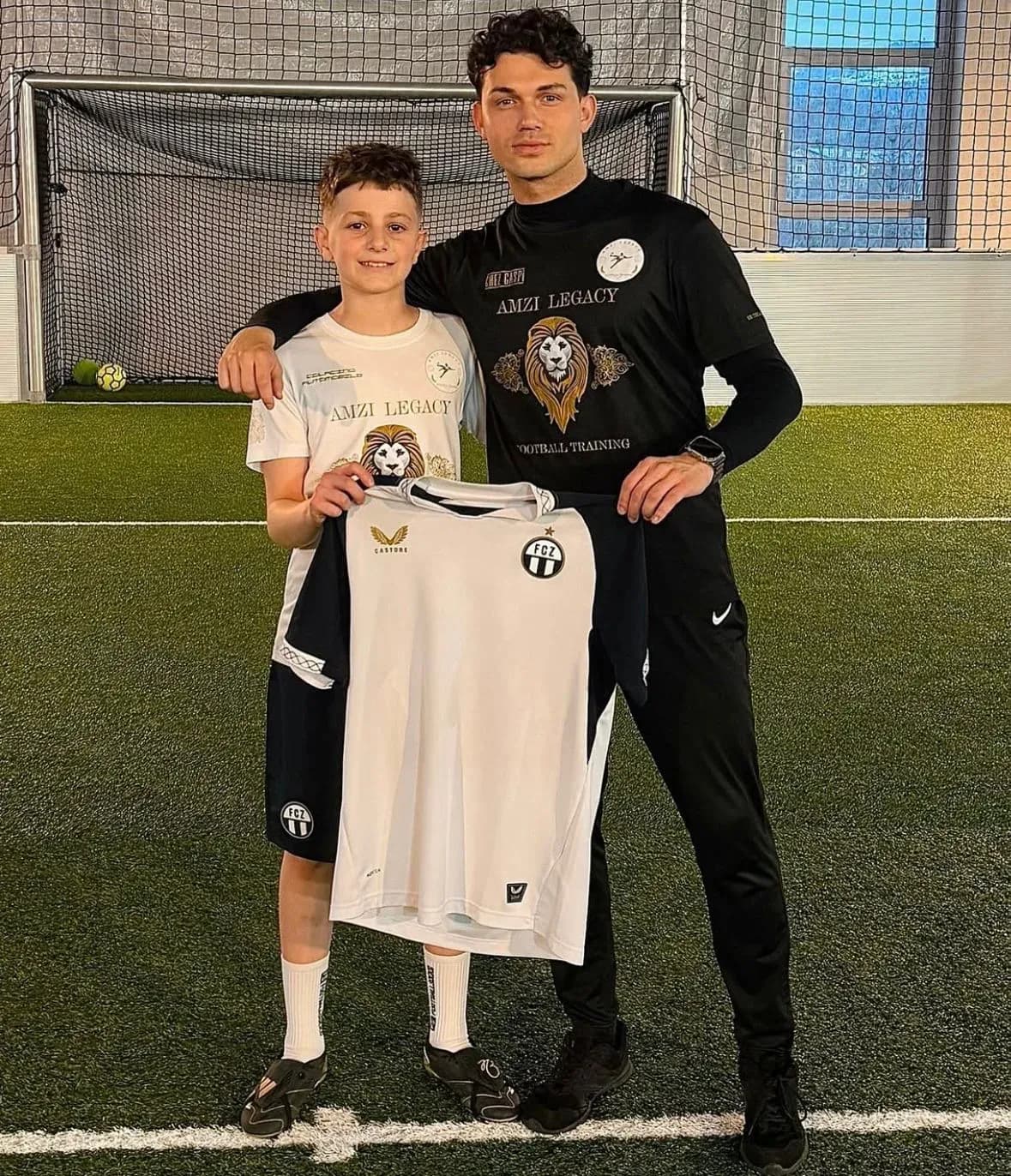 Spieler hält neben Miki das weisse Trikot des FC Zürich in die Kamera