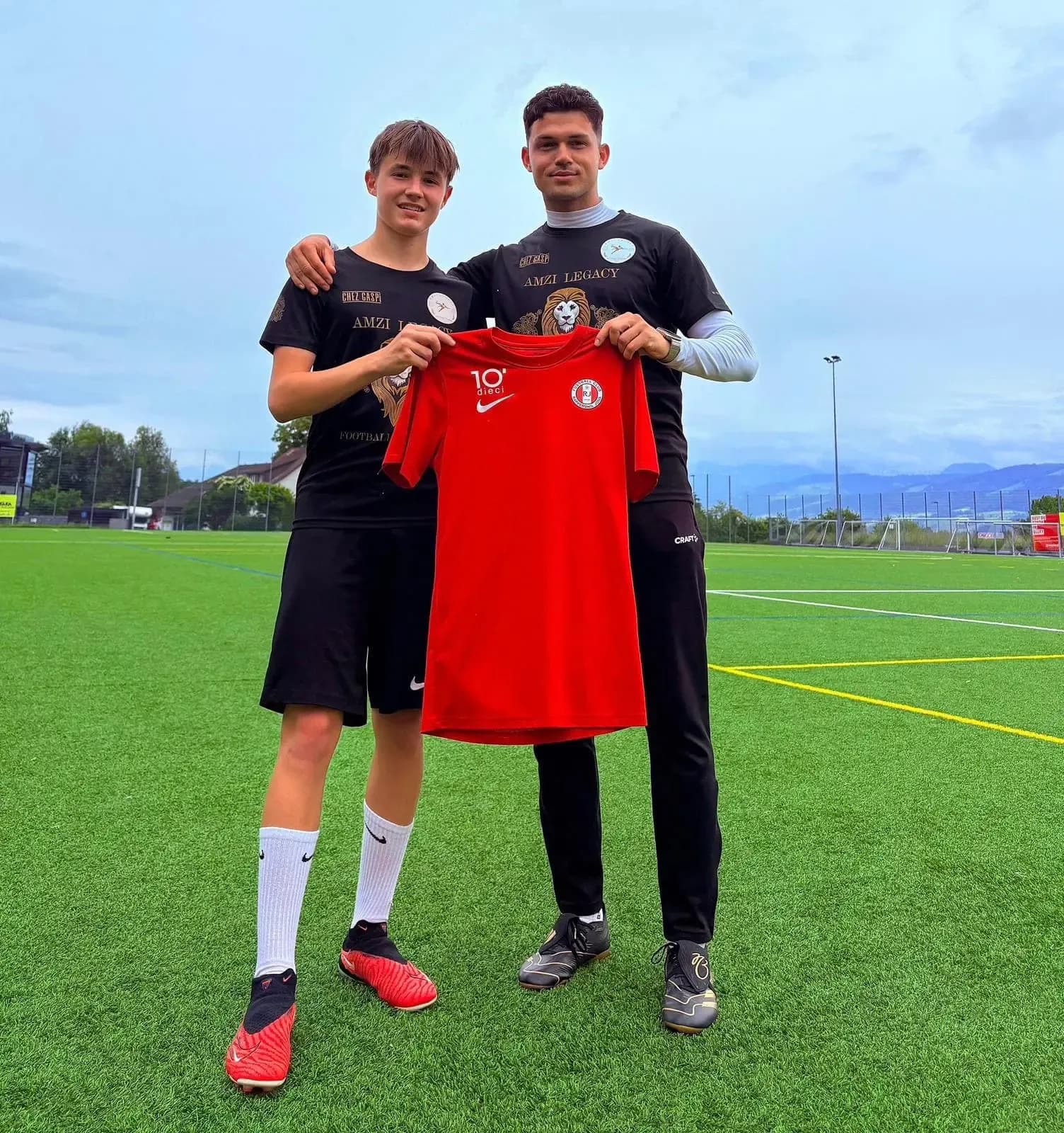 Spieler im Trikot des FC Rapperswil-Jona auf dem Kunstrasen
