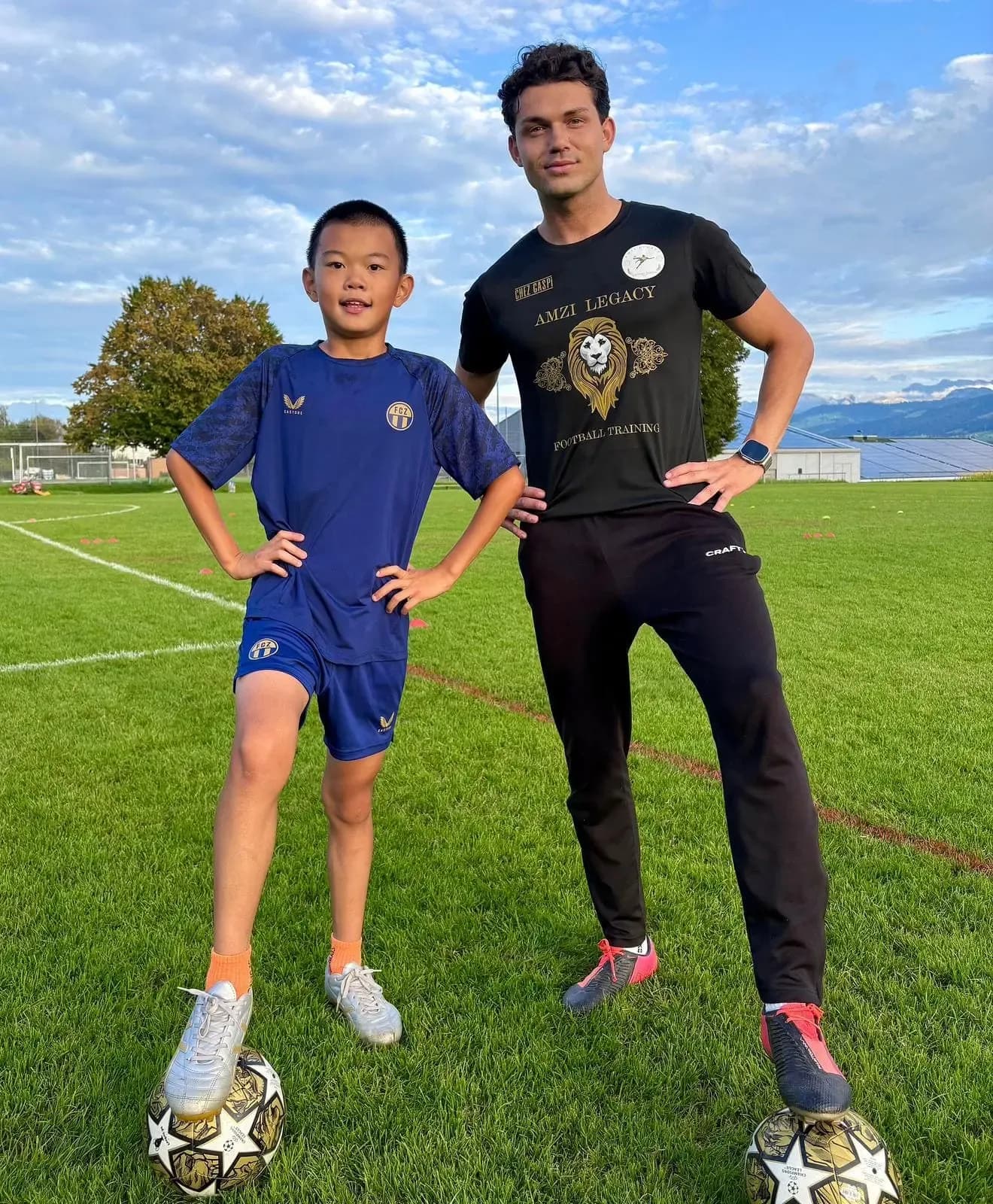Spieler im Trikot des FC Zürich auf dem Rasen