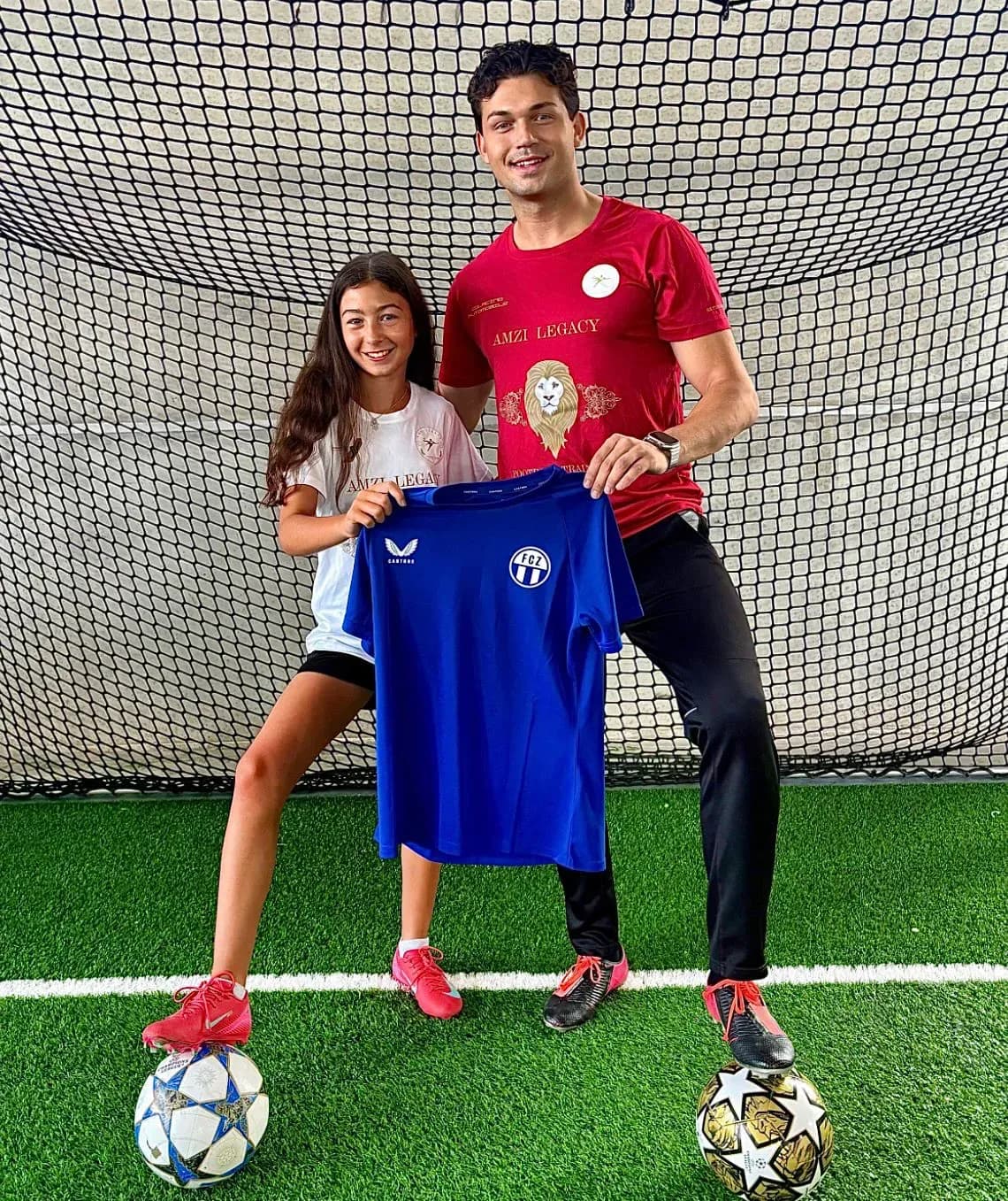 Spielerin hält neben Miki das blaue Trikot des FC Zürich