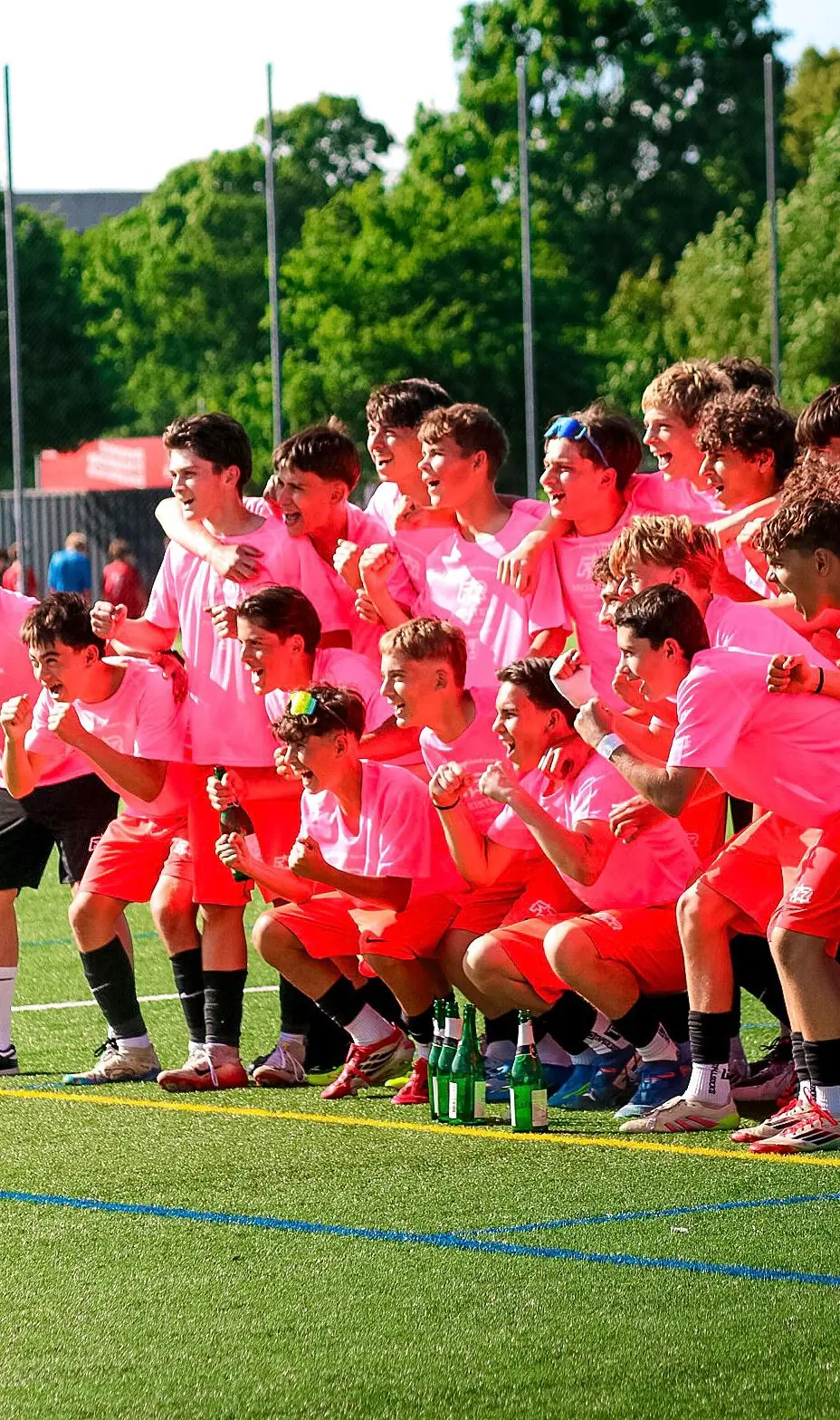 Aufstiegsjubel mit dem Footrebel Team